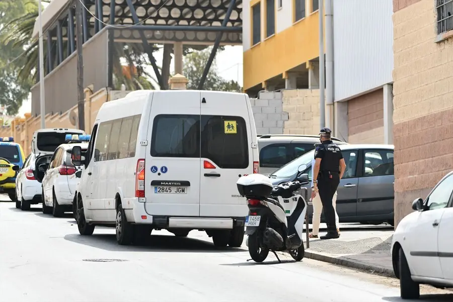 Menores no acompa&ntilde;ados viajan en una furgoneta, en las inmediaciones del Polideportivo Santa Amelia, donde fueron acogidos 250 de los 800 menores que llegaron a Ceuta el pasado mes de mayo, a 13 de agosto de 2021, en Ceuta (Espa&ntilde;a). 