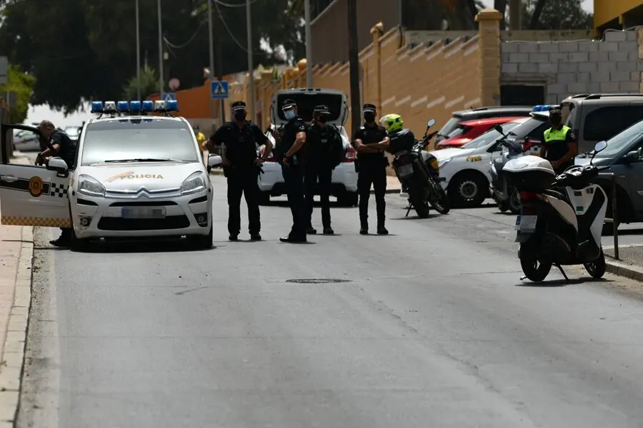 Varios veh&iacute;culos y agentes de la Polic&iacute;a Local de Ceuta se concentran en las inmediaciones del Polideportivo Santa Amelia, donde fueron acogidos 250 de los 800 menores que llegaron a Ceuta el pasado mes de mayo, EL VIERNES 13 DE AGOSTO en Ceuta (Espa&ntilde;a).