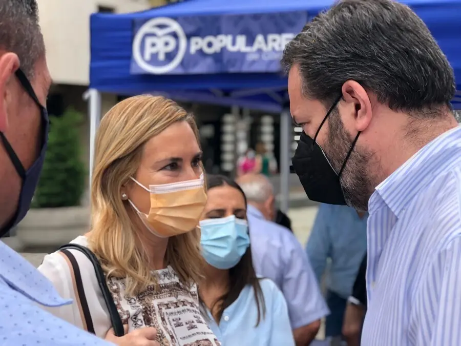 Archivo - La vicesecretaria de Organizaci&oacute;n del PP, Ana Beltr&aacute;n, con el presidente del PP de C&oacute;rdoba, Adolo Molina.