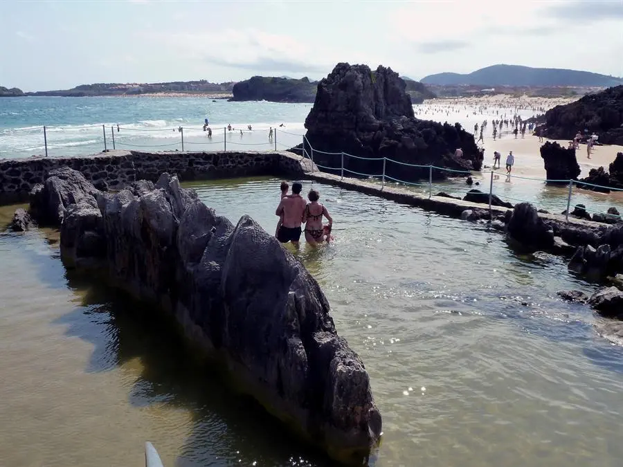 Los antiguos viveros de la costa de Isla, en el municipio c&aacute;ntabro de Arnuero, que el siglo pasado serv&iacute;an de criaderos de langosta se han reconvertido este verano en unas originales piscinas naturales de agua salada para el disfrute de ba&ntilde;istas que buscan tranquilidad y seguridad en unas instalaciones integradas con el medio natural. EFE/ Miguel Ramos