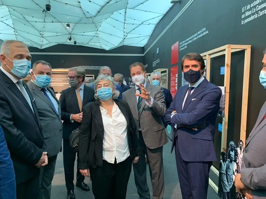 Un momento del acto institucional en el que ha participado Su&aacute;rez-Qui&ntilde;ones (d) con motivo del D&iacute;a de Le&oacute;n en la 64 edici&oacute;n de la Feria de Muestras de Gij&oacute;n-Asturias