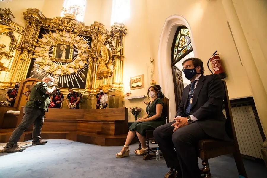 Archivo - La presidenta de la Comunidad de Madrid, Isabel D&iacute;az Ayuso, y el alcalde de Madrid, Jos&eacute; Luis Mart&iacute;nez-Almeida, asisten a la Misa Solemne en honor a la Virgen de la Paloma el pasado 15 de agosto de 2020
