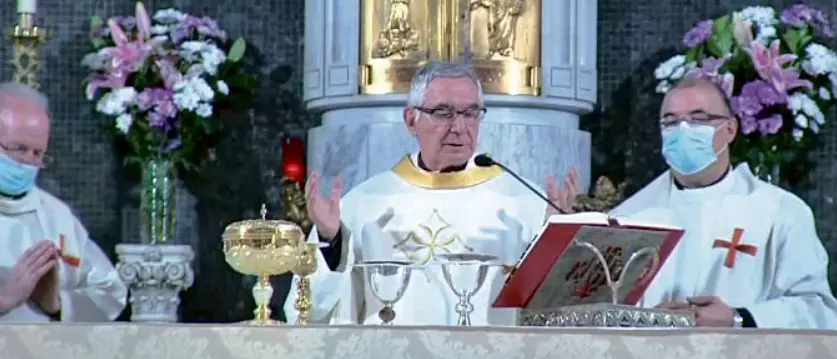 El interior de la iglesia con el aforo completo para honrar a la Virgen con autoridades y feligreses. / ALERTA