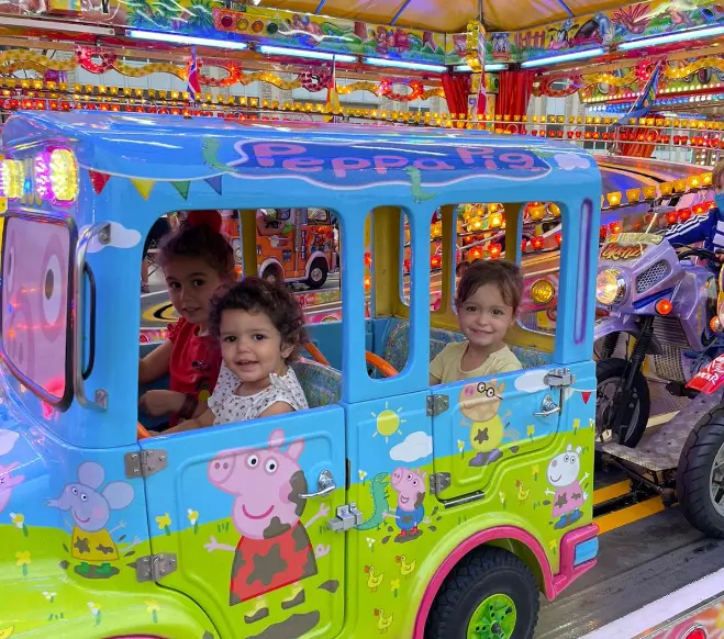 Tres ni&ntilde;as disfrutando ayer de las atracciones en el recinto. / ALERTA