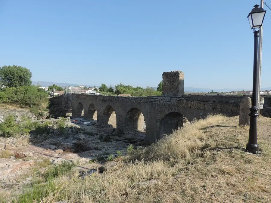 Puente en restuaraci&oacute;n.