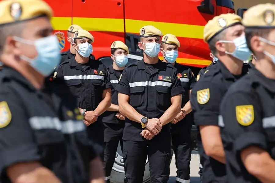 Oficiales del cuarto Batall&oacute;n de Intervenci&oacute;n en Emergencias (BIEM IV) y del destacamento del Grupo 43 del Ej&eacute;rcito del Aire, en la Base A&eacute;rea de Zaragoza, a  2 de agosto de 2021, en Zaragoza, Arag&oacute;n (Espa&ntilde;a). La ministra de Defensa ha realizado esta visi