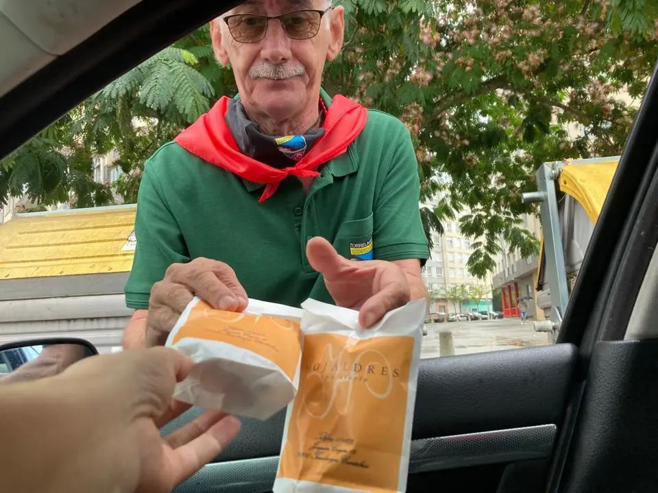 Reparto de polkas por la ciudad de Torrelavega. / S. D&iacute;az