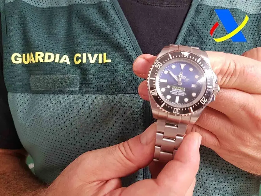 Guardia Civil y Agencia Tributaria intervienen en Mallorca miles de art&iacute;culos falsificados.
