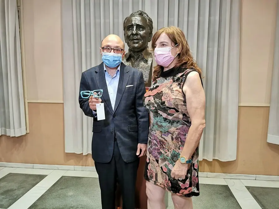El actor Jes&uacute;s Vidal, distinguido con el Premio Talento de Comedia en el Festival de Cine de Tarazona, y la directora de la pel&iacute;cula 'Garc&iacute;a y Garc&iacute;a', Ana Murugarren , posan junto al busto de Paco Mart&iacute;nez Soria.