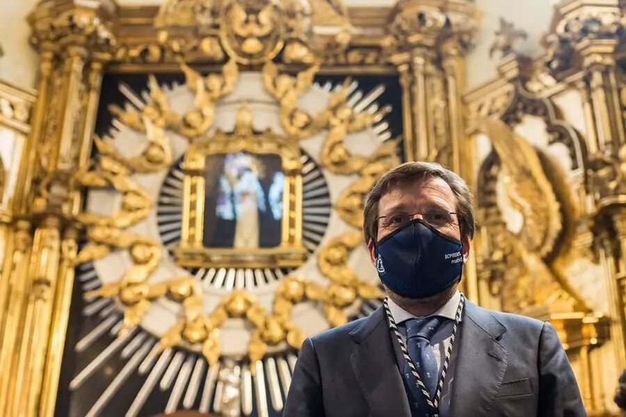 Archivo - Imagen de archivo del alcalde de Madrid, Jos&eacute; Luis Mart&iacute;nez-Almeida, frente a la Virgen de La Paloma