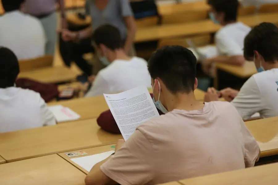 Archivo - Estudiantes en la Facultad de Ciencias Econ&oacute;micas y Empresariales realizan un examen el d&iacute;a del comienzo de los ex&aacute;menes de selectividad 2021, a 7 de junio de 2021, en el Campus de Somosaguas de la Universidad Complutense de Madrid, Pozuelo de A