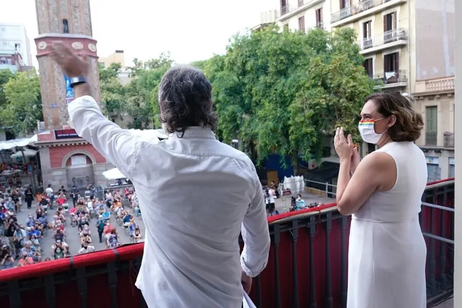 El presidente de &Ograve;mnium Cultural, Jordi Cuixart, y la alcaldesa de Barcelona, Ada Colau, tras el preg&oacute;n de la fiesta mayor de Gr&agrave;cia
