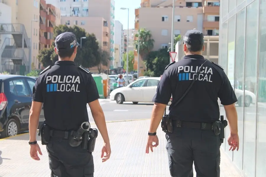 Archivo - Dos agentes de la Polic&iacute;a Local de Ibiza