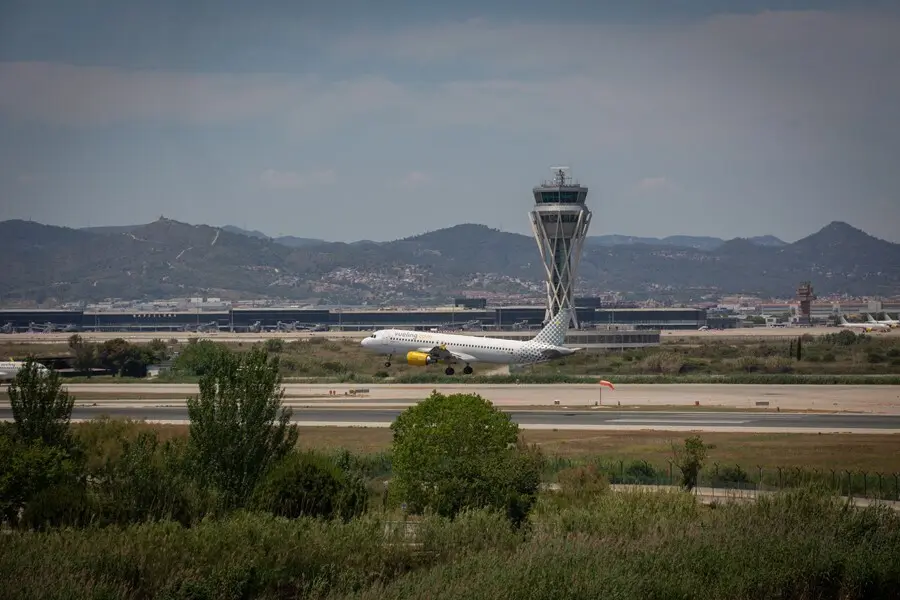 Archivo - Un avi&oacute;n en el aeropuerto de Josep Tarradellas Barcelona-El Prat