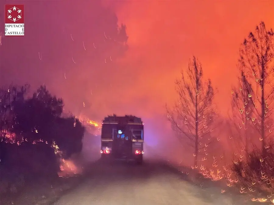 Bomberos trabajan en el incendio forestal de Azu&eacute;bar (Castell&oacute;n)