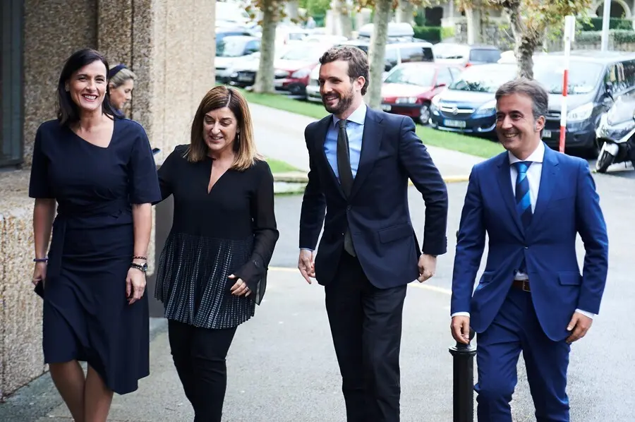 Archivo - La alcaldesa de Santander, Gema Igual; la presidenta del PP de Cantabria, Mar&iacute;a Jos&eacute; S&aacute;enz de Buruaga; el presidente del PP, Pablo Casado, y el diputado del PP por Cantabria, Diego Movell&aacute;n, en Santander.- Archivo.