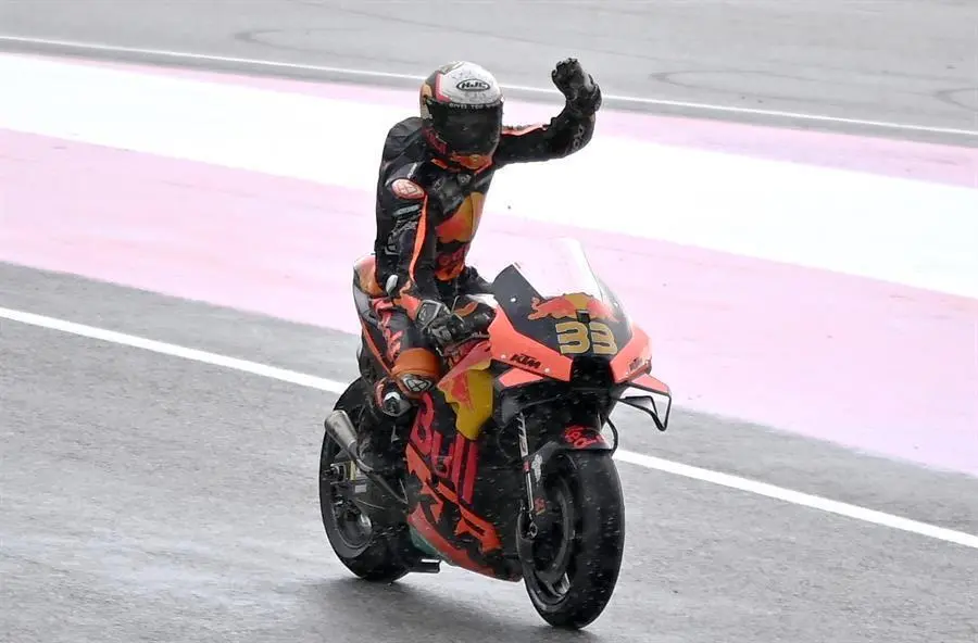 El piloto sudafricano de MotoGP Brad Binder, del Red Bull KTM Factory Racing, celebra su victoria en el Gran Premio de Motociclismo de Austria en el Red Bull Ring de Spielberg (Austria), el 15 de agosto de 2021. (Motociclismo, Ciclismo, Sud&aacute;frica) EFE/EPA/CHRISTIAN BRUNA