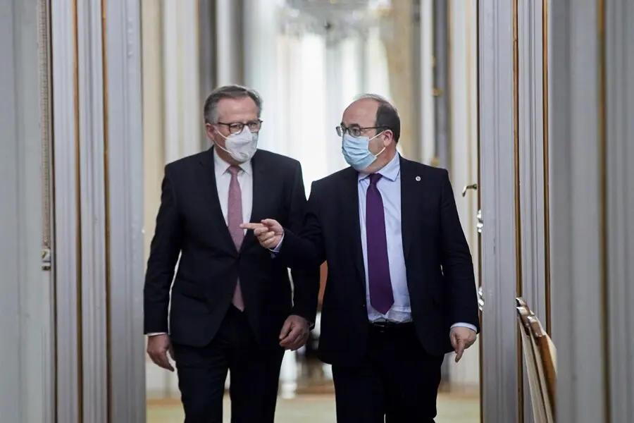 Archivo - El ministro de Pol&iacute;tica Territorial y Funci&oacute;n P&uacute;blica, Miquel Iceta (d), durante un encuentro con  el presidente de la Ciudad Aut&oacute;noma de Melilla, Eduardo de Castro Gonz&aacute;lez (i), en la sede del Ministerio, en Madrid (Espa&ntilde;a), a 30 de marzo de 20