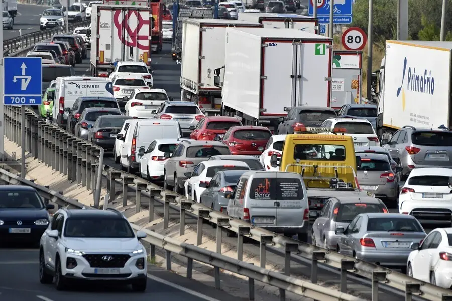 Varios veh&iacute;culos circulan por la Autov&iacute;a del Mediterr&aacute;neo o A-7, en el nudo con la Autov&iacute;a de Murcia o A-30, el d&iacute;a que comienza la operaci&oacute;n salida con motivo de la festividad del 15 de agosto.