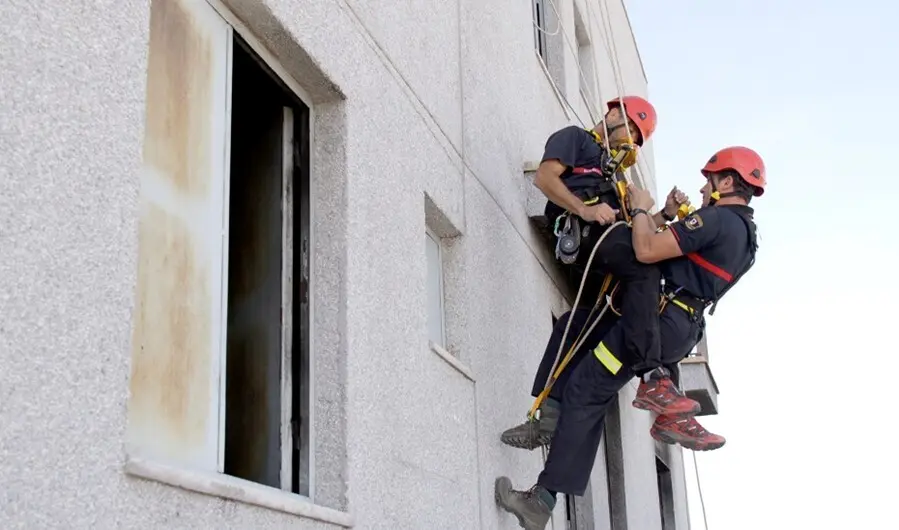 Los bomberos en medio de la actuaci&oacute;n de socorro.