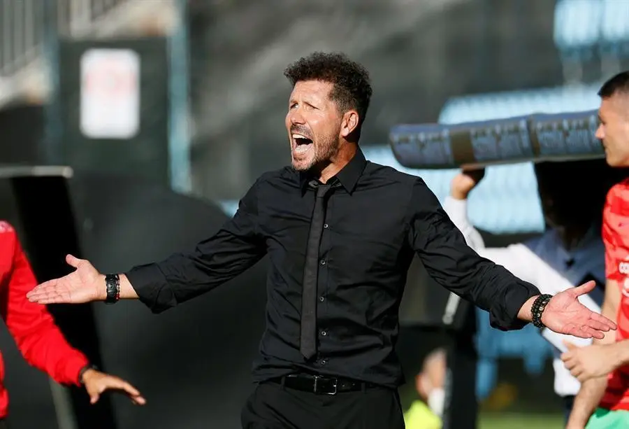 El entrenador del Atl&eacute;tico de Madrid Diego Simeone al finalizar el partido de la primera jornada de LaLiga que Celta de Vigo y Atl&eacute;tico de Madrid disputaron este domingo en el estadio de Bala&iacute;dos. EFE/Lavadeira jr