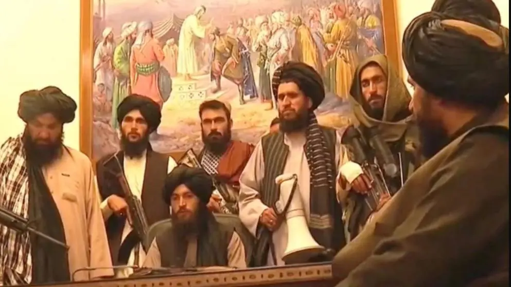 L&iacute;deres talibanes en la oficina del presidente en Kabul.