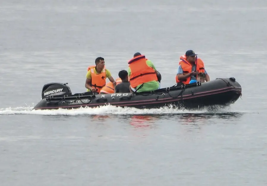 Una lancha de la Gendarmer&iacute;a Real marroqu&iacute; lleva de vuelta a un grupo de menores que viajaba a la frontera espa&ntilde;ola en una embarcaci&oacute;n de juguete, a 15 de agosto de 2021, en Ceuta (Espa&ntilde;a).