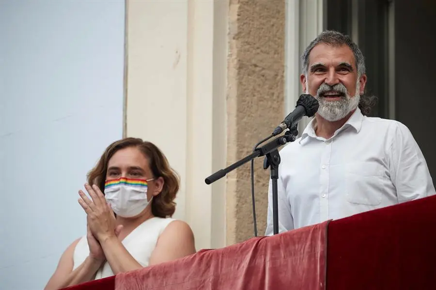 La alcaldesa de Barcelona Ada Colau (i) y el presidente de Omniun Cultural Jordi Cuixart durante el preg&oacute;n de la fiestas de Gracia 2021, hoy s&aacute;bado en Barcelona. EFE/Alejandro Garc&iacute;a