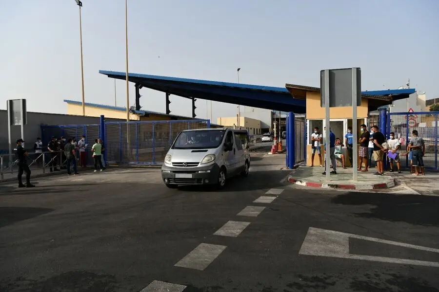Una furgoneta circula tras dejar a menores marroqu&iacute;es para su repatriaci&oacute;n a su pa&iacute;s de origen, en la frontera de Tarajal, a 16 de agosto de 2021, en Ceuta