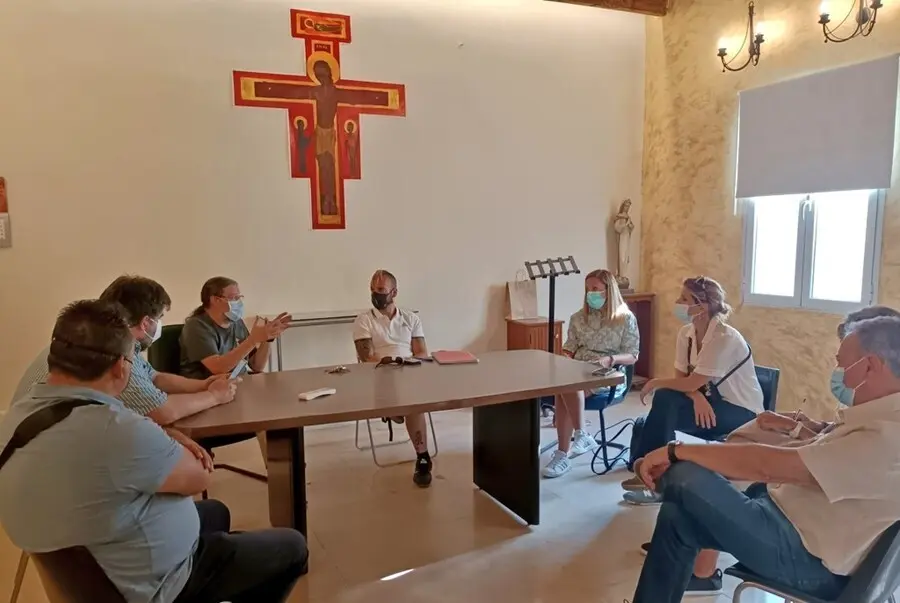 La portavoz del PSOE en la Asamblea de Madrid, Hana Jalloul, junto a otros miembros de su partido, se re&uacute;nen con el p&aacute;rroco de la iglesia de Santo Domingo de la Calzada y miembros de Secretariado Gitano de la Ca&ntilde;ada Real