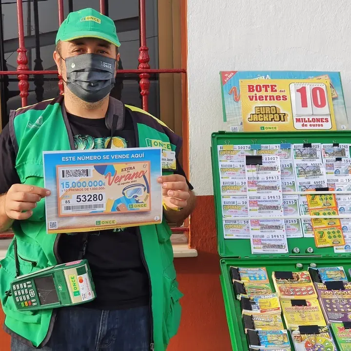 Uno de los vendedores que ha repartido el premio.