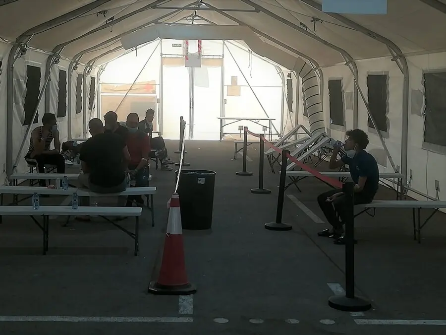 Los migrantes llegados esta madrugada a las costas ya en el Puerto de Alicante