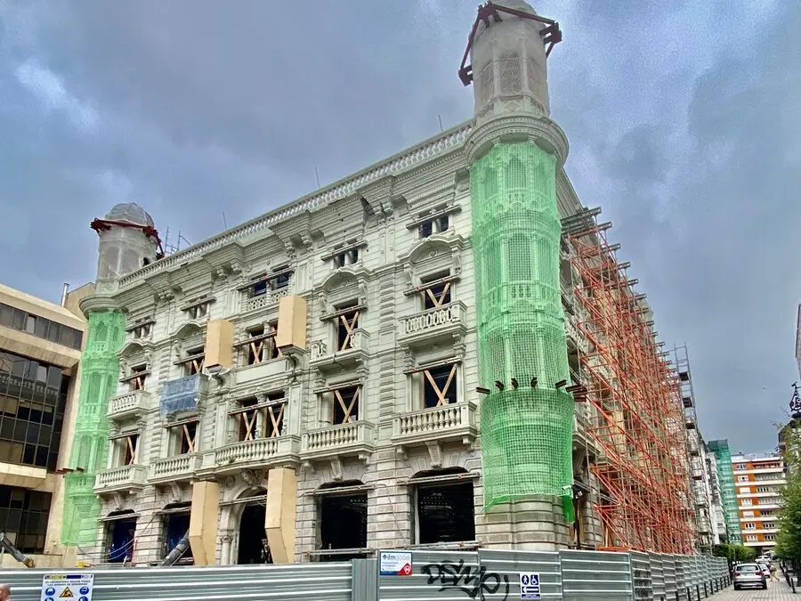 Obras de reforma del edificio bancario de Hern&aacute;n Cort&eacute;s