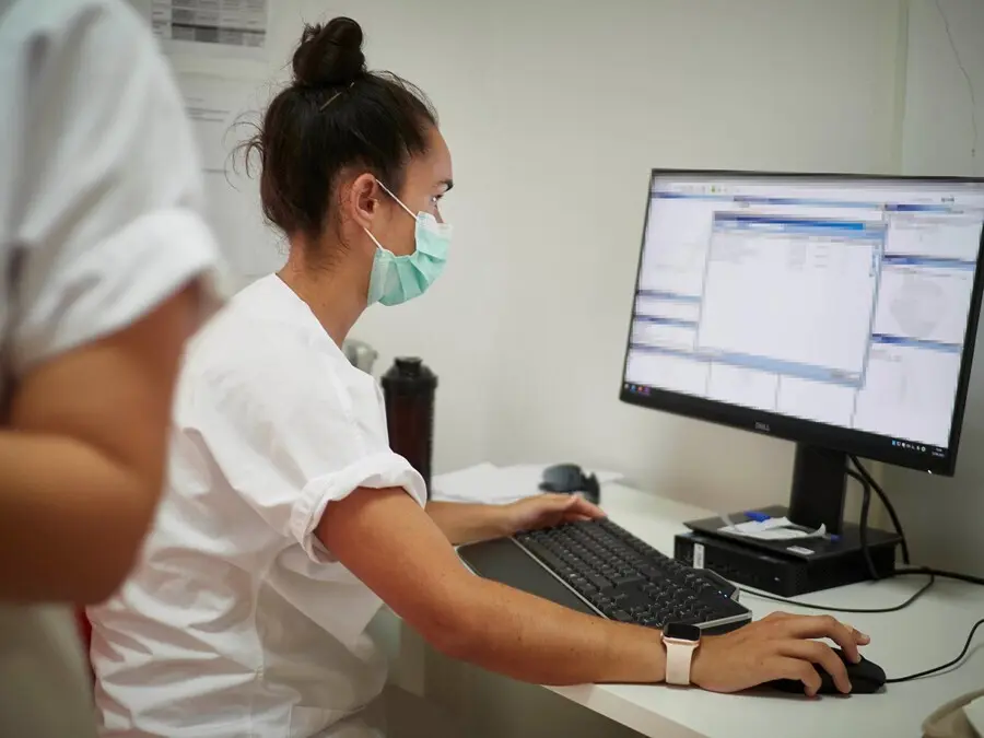 Una profesional sanitaria trabaja en el dispositivo de vacunaci&oacute;n.