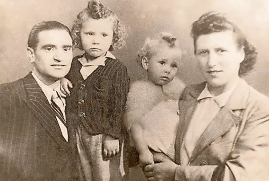 Fotograf&iacute;a de Luis Casas junto a su mujer, Lorenza Castillo, y sus dos hijos. / EFE