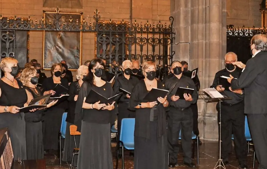 La Coral de Torrelavega ayer durante la Misa en la iglesia de La Asunci&oacute;n de Torrelavega. / ALERTA