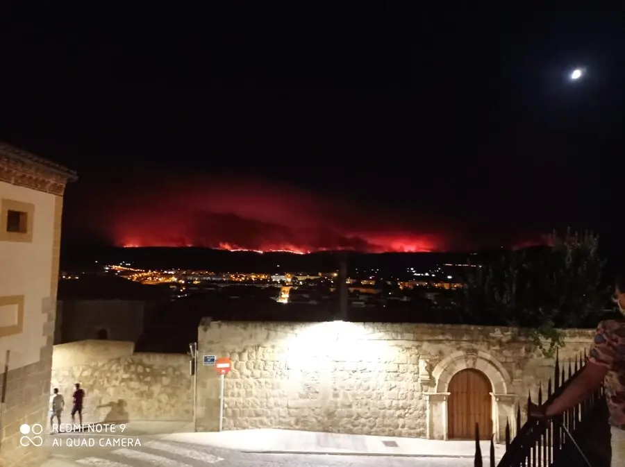 Dimensi&oacute;n del incendio en Navalacruz y la Sierra vista desde el Paseo del Rastro en la ciudad de &Aacute;vila durante la noche del 15 al 16 de agosto.