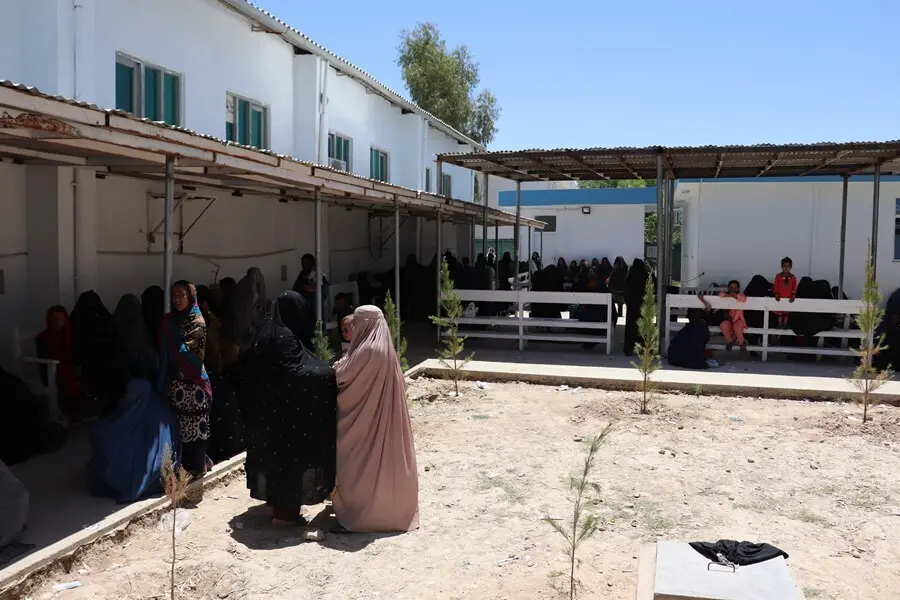 Archivo - Mujeres afganas esperando a que les atiendan en el hospital provincial de Boost, apoyado por MSF y situado en la provincia de Helmand, en el sur de Afganist&aacute;n