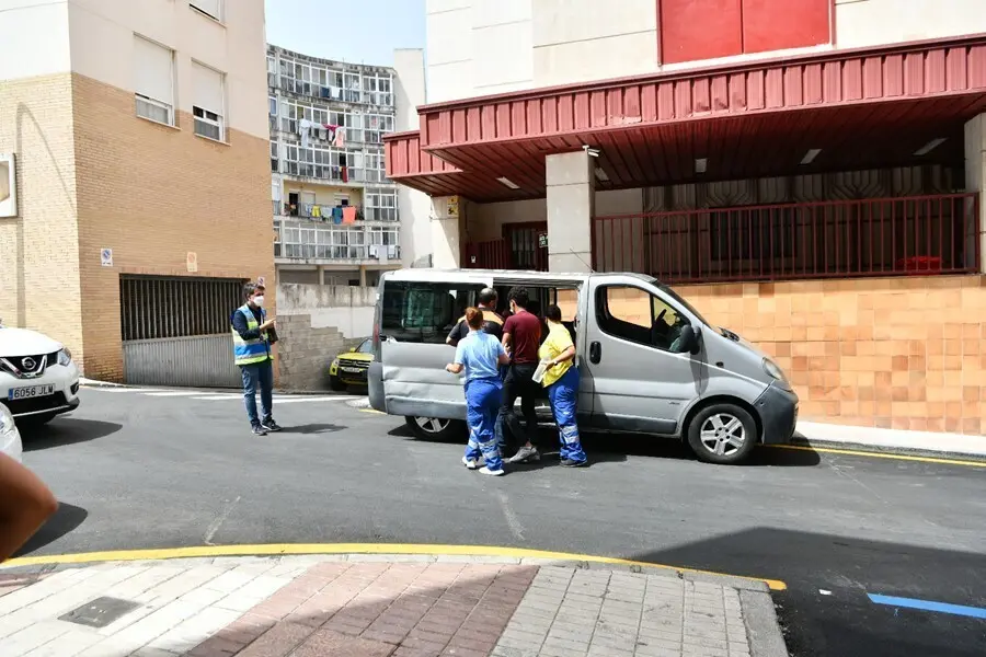 Trabajadores ayudan a uno de los menores marroqu&iacute;es a las puertas del juzgado