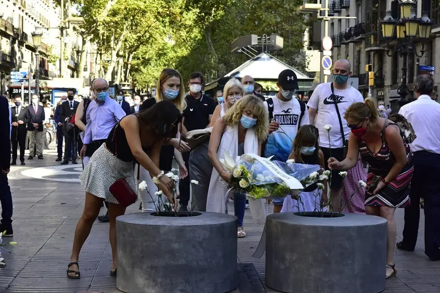 Archivo - Homenaje y minuto de silencio por las v&iacute;ctimas del 17A, el a&ntilde;o pasado