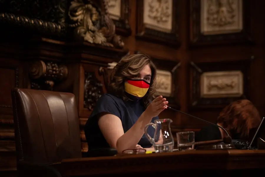 La alcaldesa de Barcelona, Ada Colau, con una mascarilla de la bandera republicana, interviene en una sesi&oacute;n plenaria en el Ayuntamiento de Barcelona, a 23 de julio de 2021, en Barcelona, Catalunya (Espa&ntilde;a). 