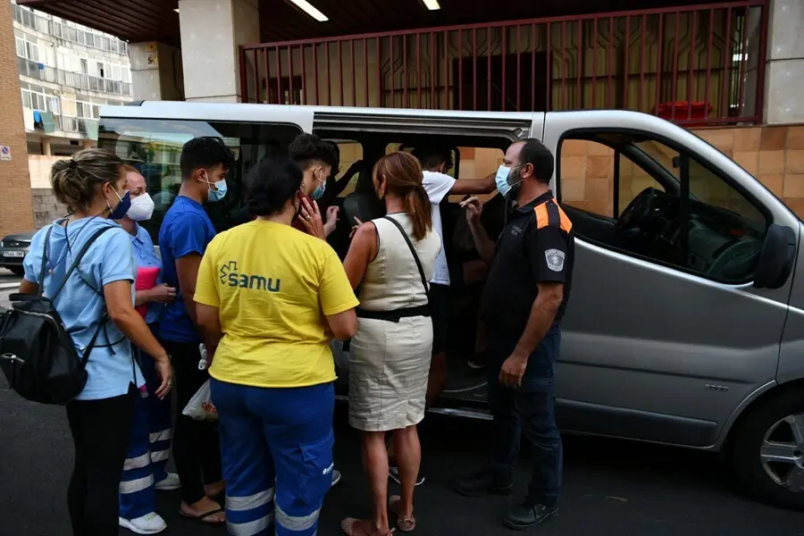 Trabajadores ayudan a tres de los menores marroqu&iacute;es a las puertas del juzgado tras presentar una denuncia solicitando habeas corpus minutos antes de ser repatriados a su pa&iacute;s de origen, en la frontera de Tarajal, a 16 de agosto de 2021, en Ceuta (Espa&ntilde;a)