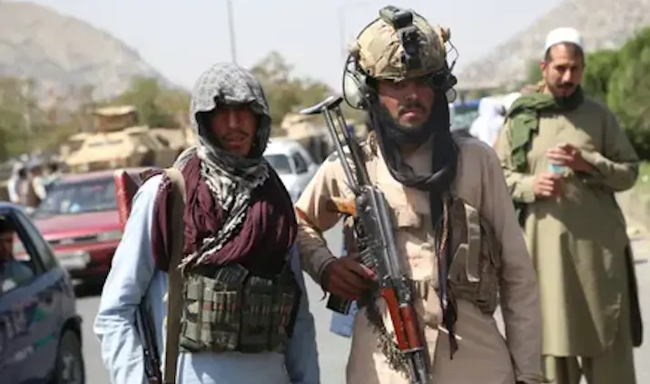 Combatientes talibanes montan guardia en Kabul en su primer d&iacute;a completo de gobierno en Afganist&aacute;n. Fotograf&iacute;a: Xinhua/Rex/Shutterstock