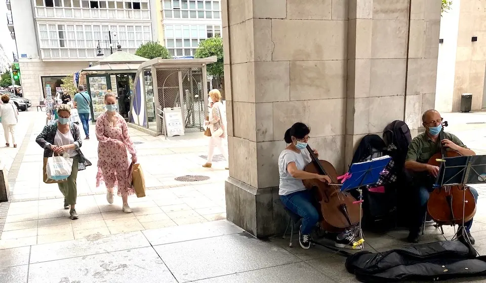 Un grupo musical ameniza las calles del centro de Santander. / Hardy