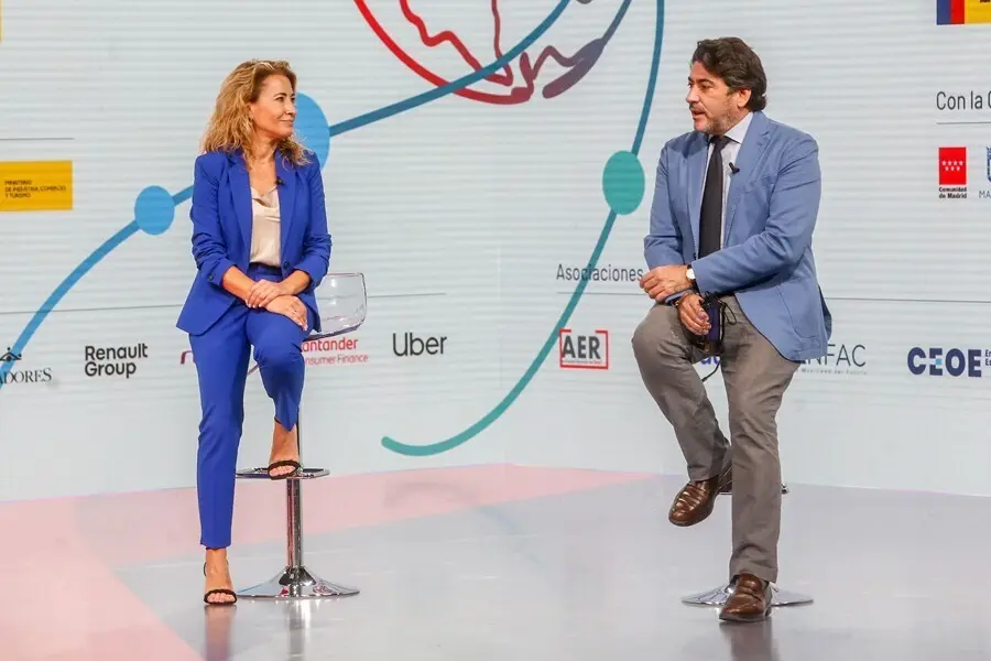 Archivo - El consejero de Transportes e Infraestructuras de la Comunidad de Madrid, David P&eacute;rez (d), y la ministra de Transportes, Movilidad y Agenda Urbana, Raquel S&aacute;nchez (i), durante la presentaci&oacute;n de Global Mobility Call 2022.