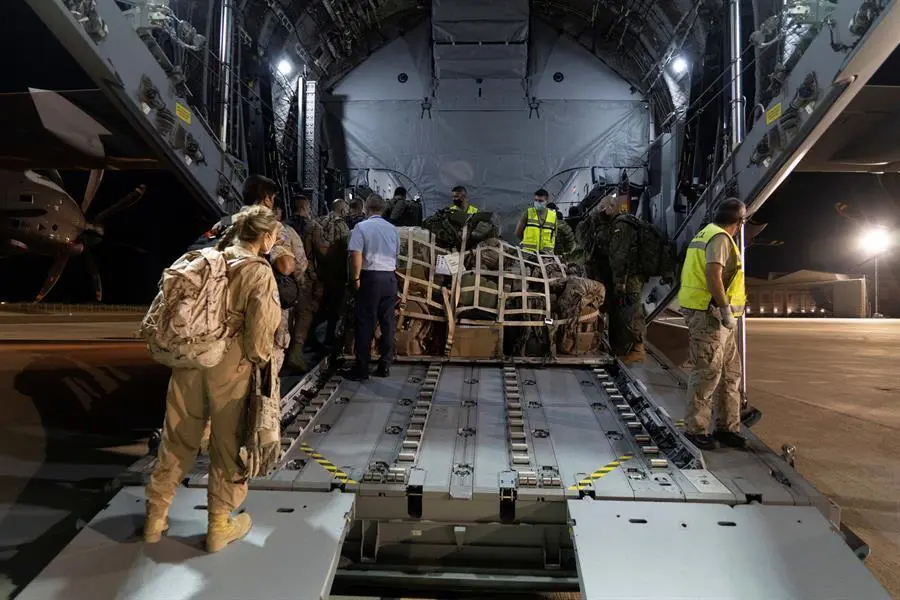 Un grupo de militares del batall&oacute;n CIMIC del Ej&eacute;rcito de Tierra y del Escuadr&oacute;n de Apoyo al Despliegue A&eacute;reo (EADA) del Ej&eacute;rcito del Aire, que se har&aacute; cargo de la operaci&oacute;n de evacuaci&oacute;n de los espa&ntilde;oles y los afganos que durante a&ntilde;os han colaborado con Espa&ntilde;a y sus familiares, embarca en el primer avi&oacute;n A400M de las Fuerzas Armadas que sali&oacute; anoche de Espa&ntilde;a a Dubai (Emiratos &Aacute;rabes) para participar en la primera fase de repatriaci&oacute;n del personal de la embajada y de los espa&ntilde;oles que quedan en Afganist&aacute;n. EFE/Ministerio Defensa ***SOLO USO EDITORIAL/SOLO DISPONIBLE PARA ILUSTRAR LA NOTICIA QUE ACOMPA&Ntilde;A (CR&Eacute;DITO OBLIGATORIO)***