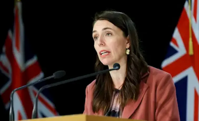 Jacinda Ardern ofrece una rueda de prensa sobre las nuevas restricciones, seg&uacute;n las cuales Nueva Zelanda estar&aacute; en nivel de alerta 4 durante al menos tres d&iacute;as. Fotograf&iacute;a: Hagen Hopkins