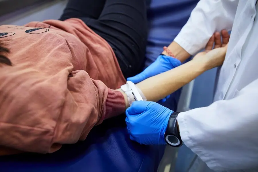 Archivo - Una donante se prepara para donar sangre en un dispositivo de Cruz Roja, en el centro Comercial La Gavia, en Madrid (Espa&ntilde;a), a 15 de noviembre de 2020. 
