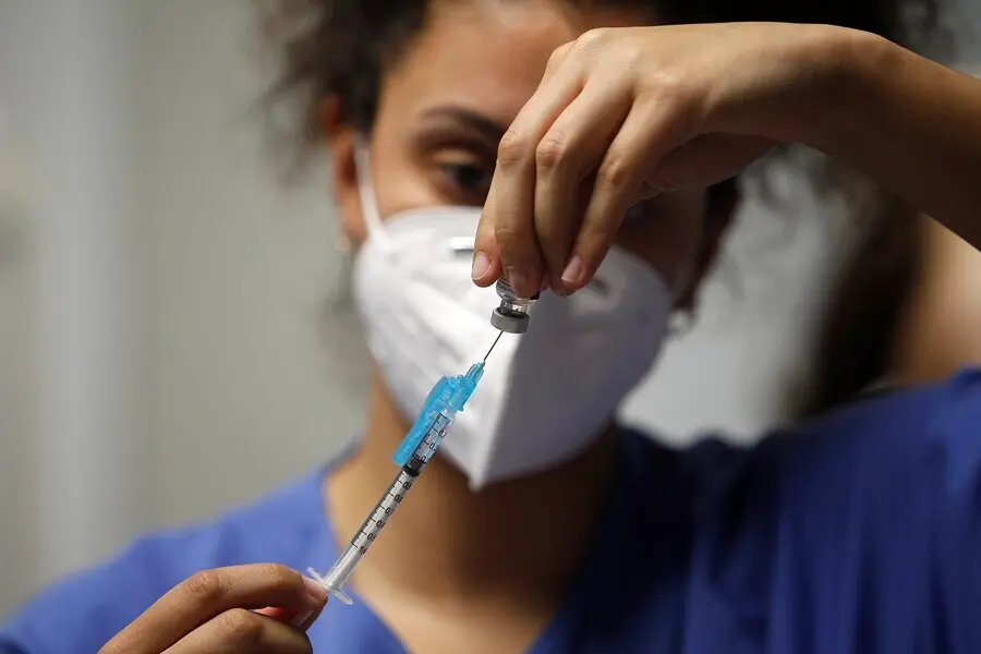 Archivo - Una enfermera prepara la vacuna Pfizer-BioNtech.