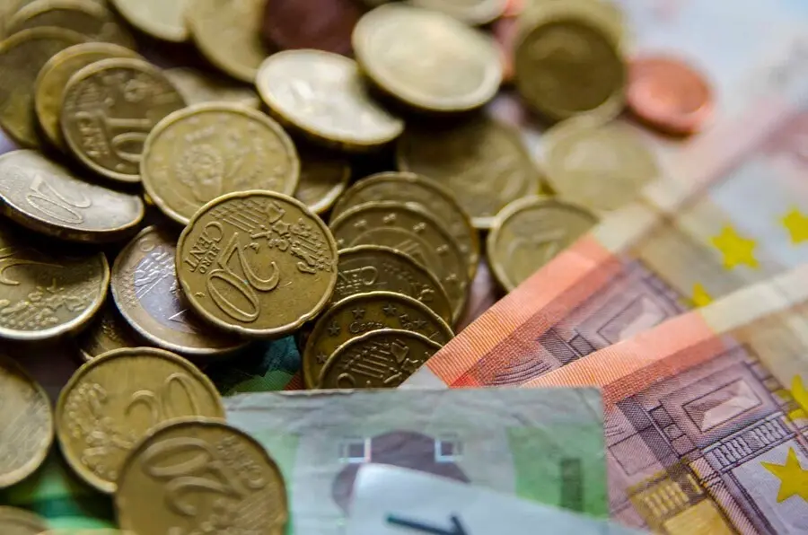 Archivo - Monedas y billetes en euros
